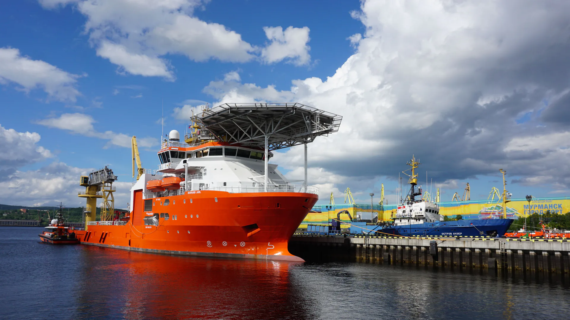 Offshore survey vessel supporting autonomous underwater side-scan sonar launch and recovery