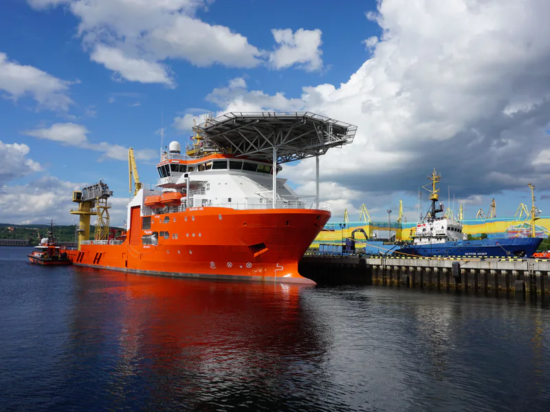 Offshore support vessel representing launch, recovery and navigation control for a pipeline inspection ROV