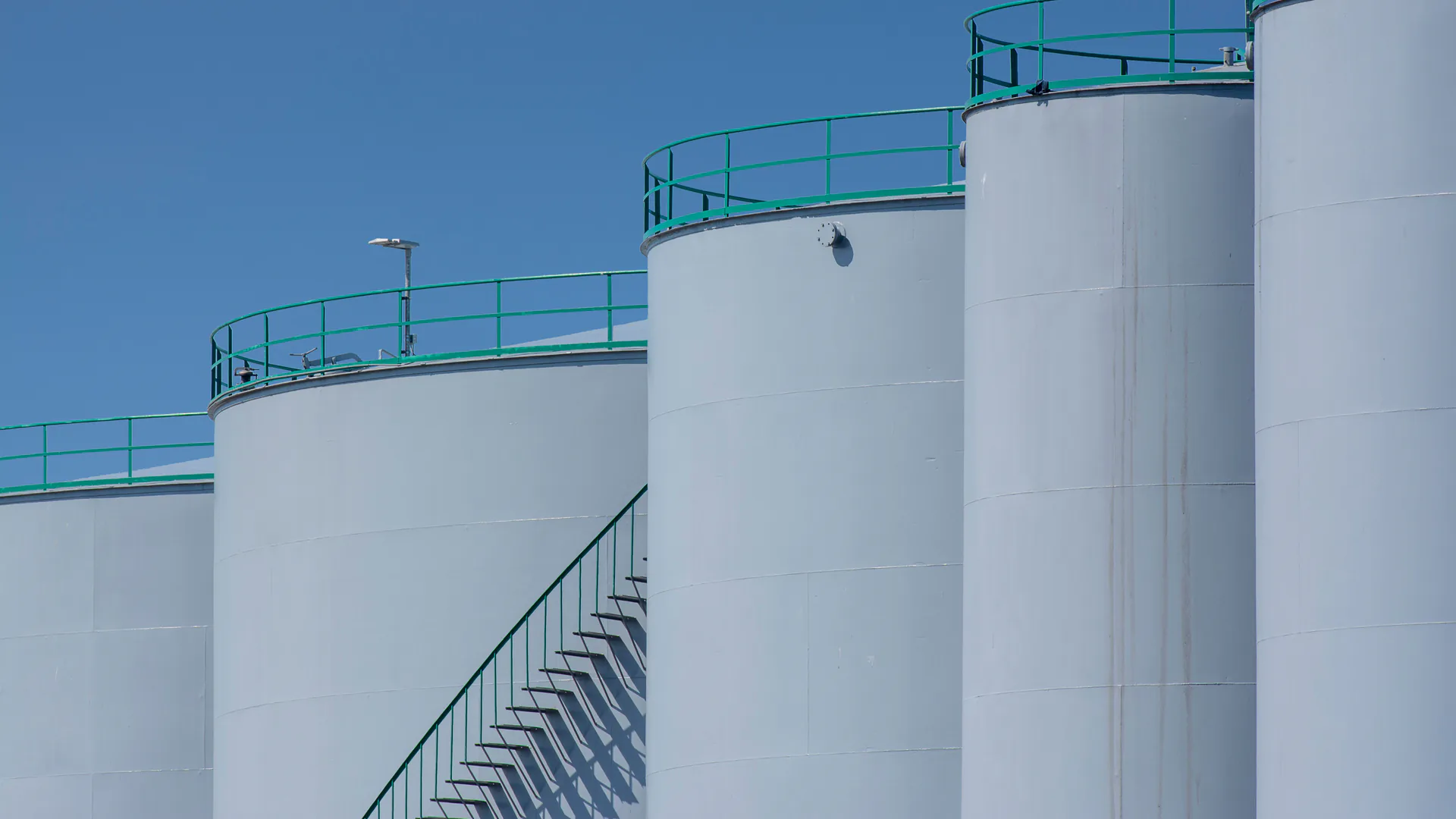 Oil and gas tanks and process structures divided into traceable aerial inspection zones