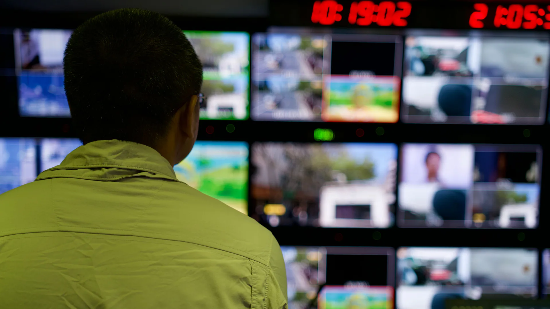 Physical security operations workstations used to correlate alarms video and response procedures